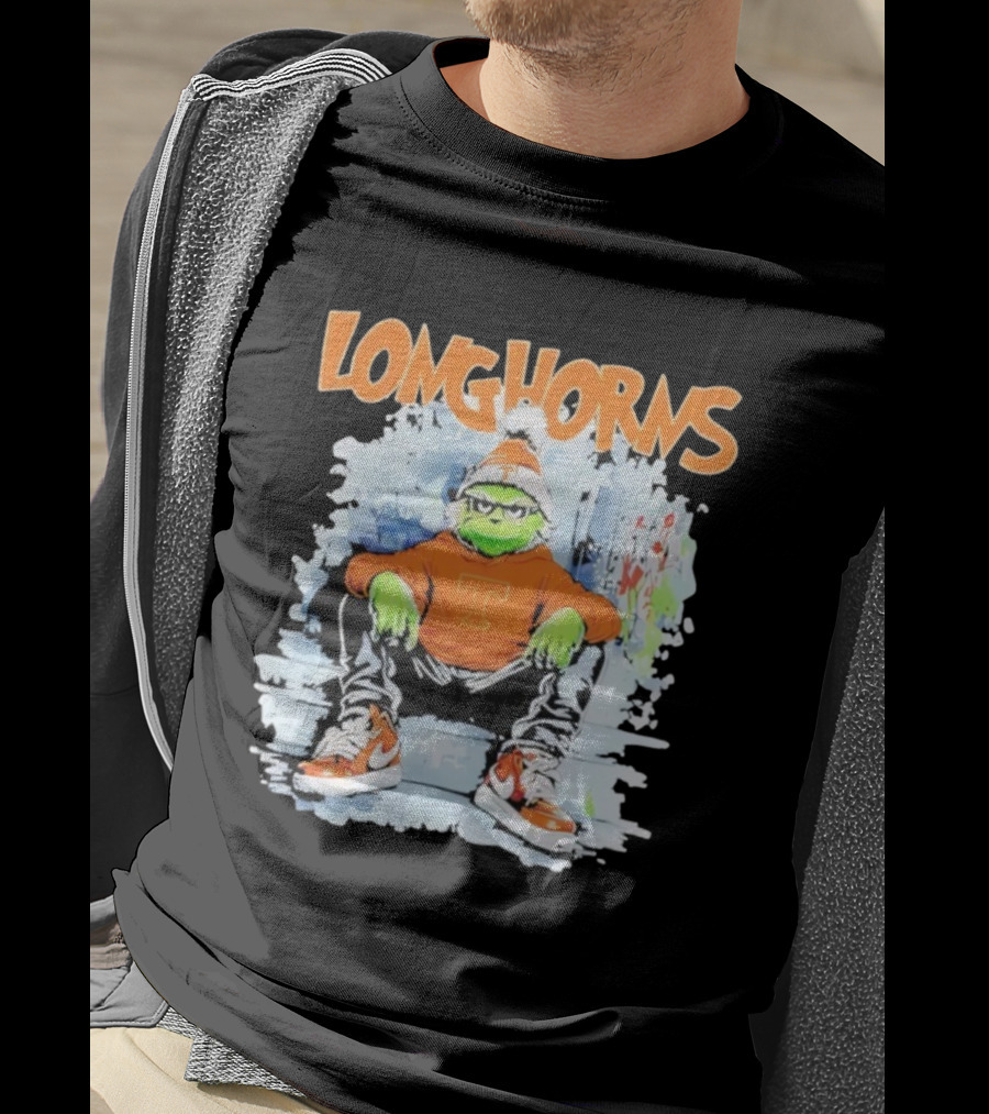 Texas Longhorns Christmas 2025 Grinch Sitting On Steps T-Shirt