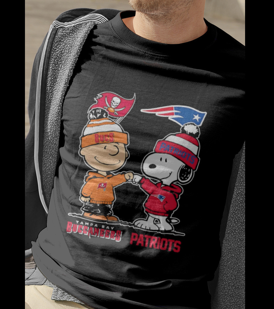 Charlie Brown & Snoopy Tampa Bay Buccaneers New England Patriots Fist Bump T-Shirt