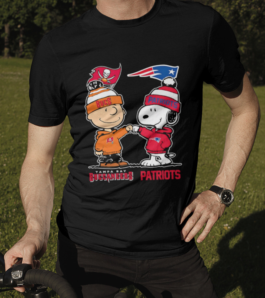 Charlie Brown & Snoopy Tampa Bay Buccaneers New England Patriots Fist Bump T-Shirt