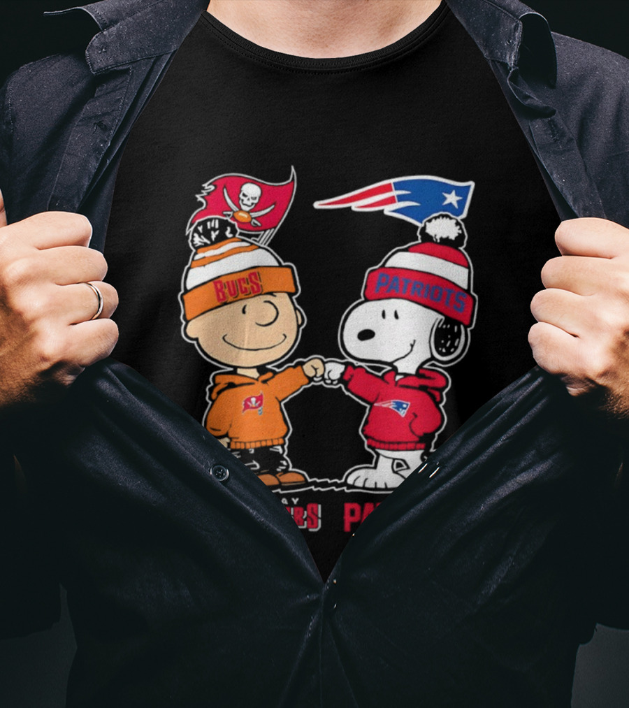 Charlie Brown & Snoopy Tampa Bay Buccaneers New England Patriots Fist Bump T-Shirt