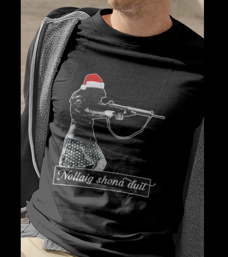 Nollaig Shona Duit Santa Christmas Santa Hat Woman Rifle T-Shirt