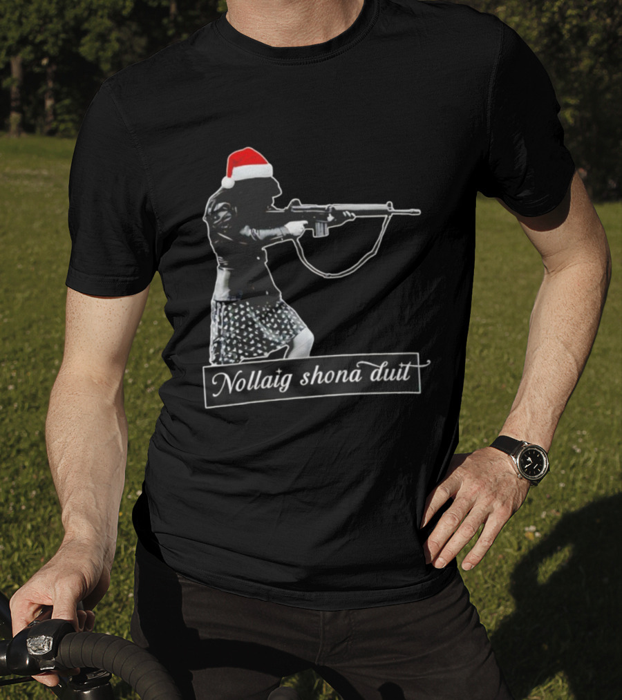 Nollaig Shona Duit Santa Christmas Santa Hat Woman Rifle T-Shirt