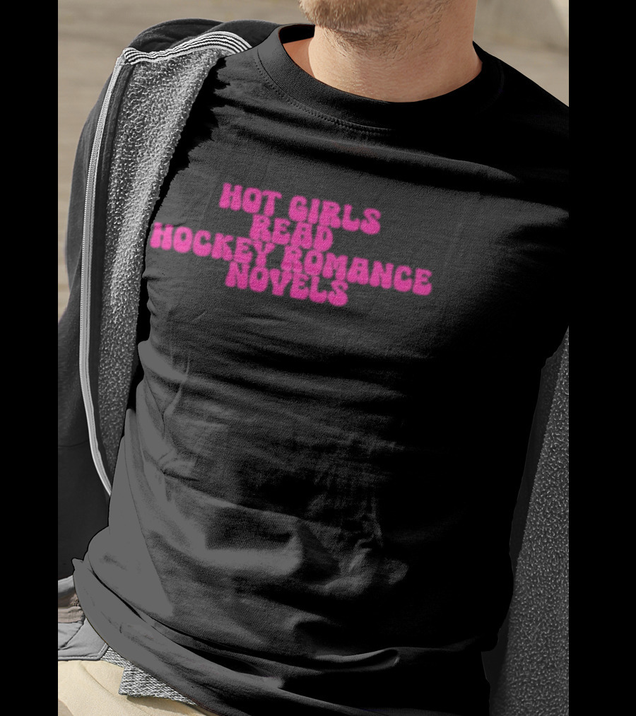 Hot Girls Read Hockey Romance Novels T-Shirt