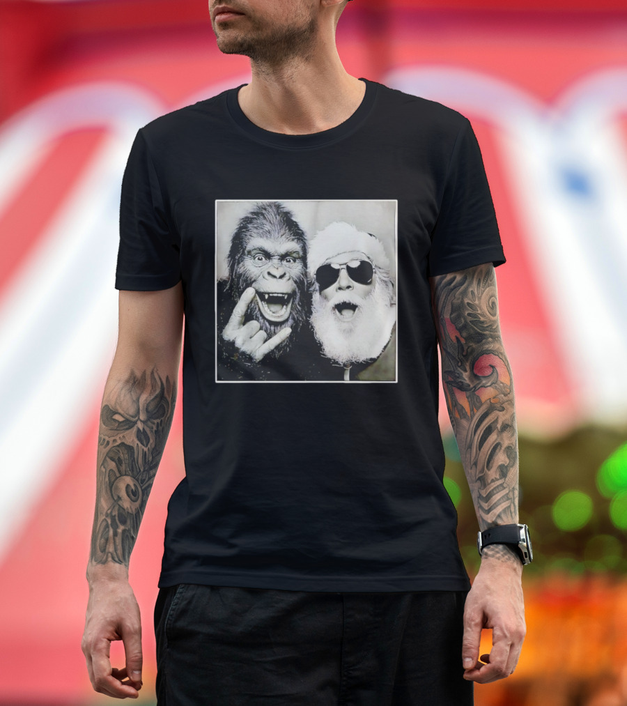 Santa Claus Selfie With Bigfoot Sasquatch Christmas Rock T-Shirt