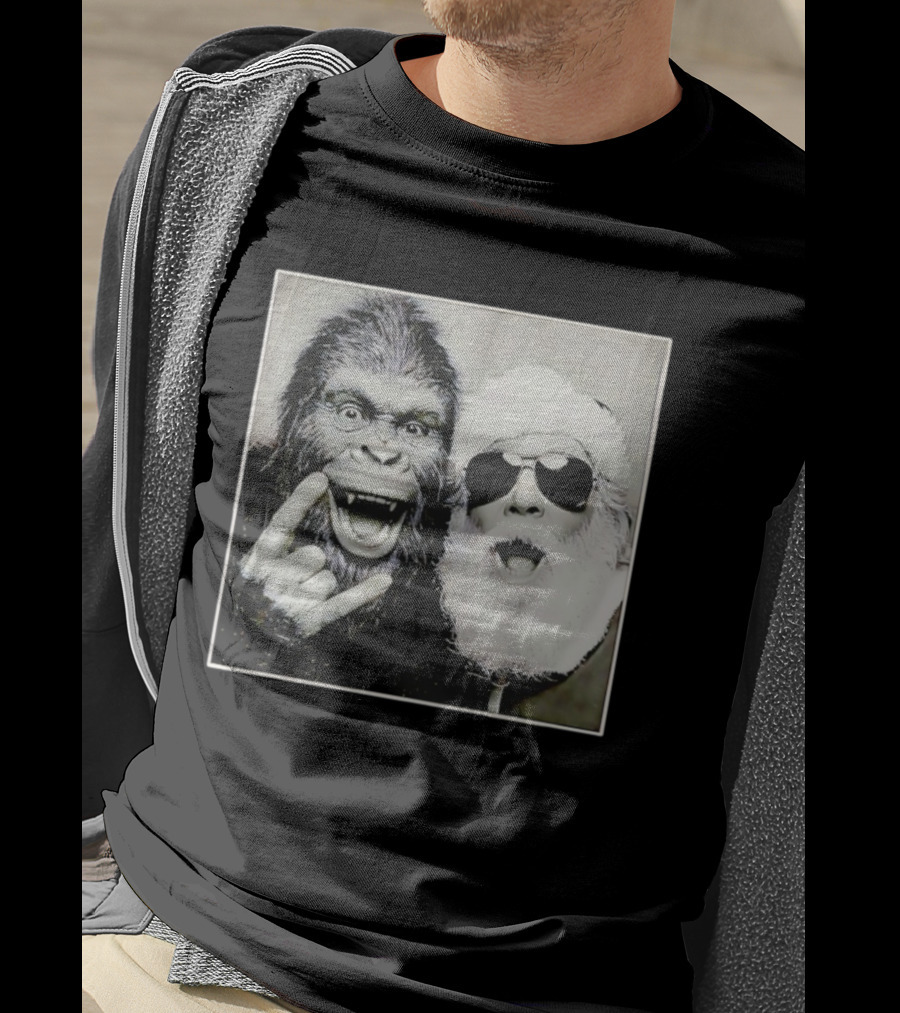 Santa Claus Selfie With Bigfoot Sasquatch Christmas Rock T-Shirt
