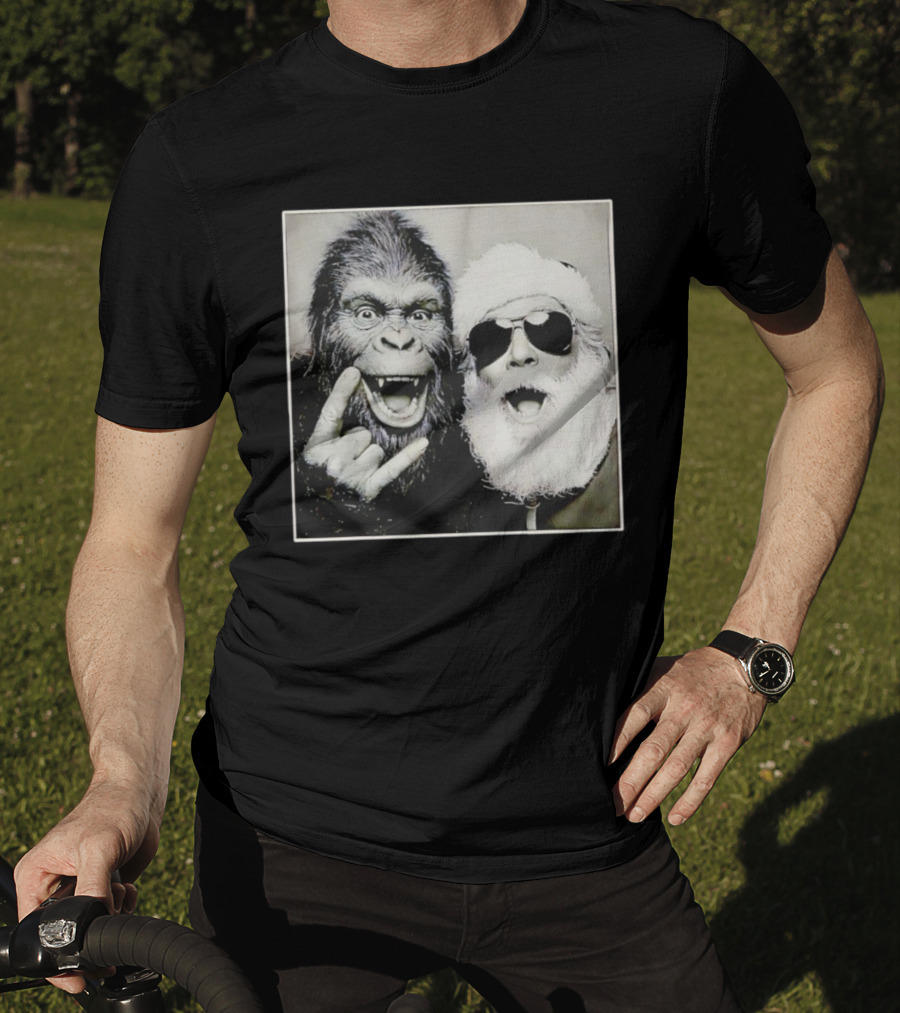 Santa Claus Selfie With Bigfoot Sasquatch Christmas Rock T-Shirt