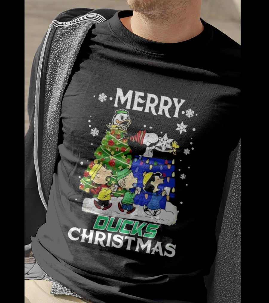 Merry Snoopy And Friends Oregon Ducks Christmas T-Shirt