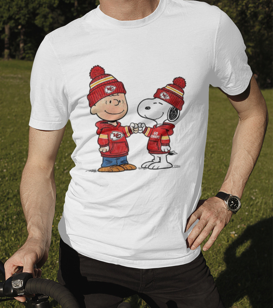 Charlie Brown Snoopy Go Chiefs Kansas City Super Bowl Fist Bump T-Shirt