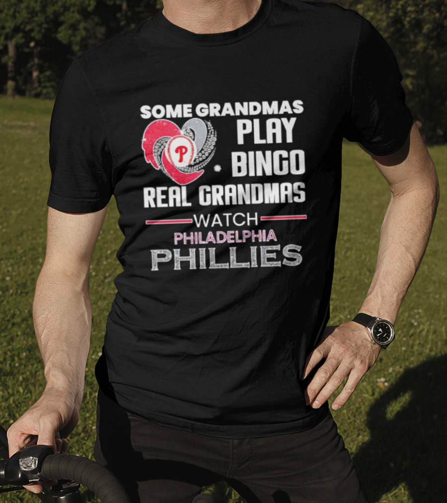 Some Grandmas Play Bingo Real Grandmas Philadelphia Phillies T-Shirt