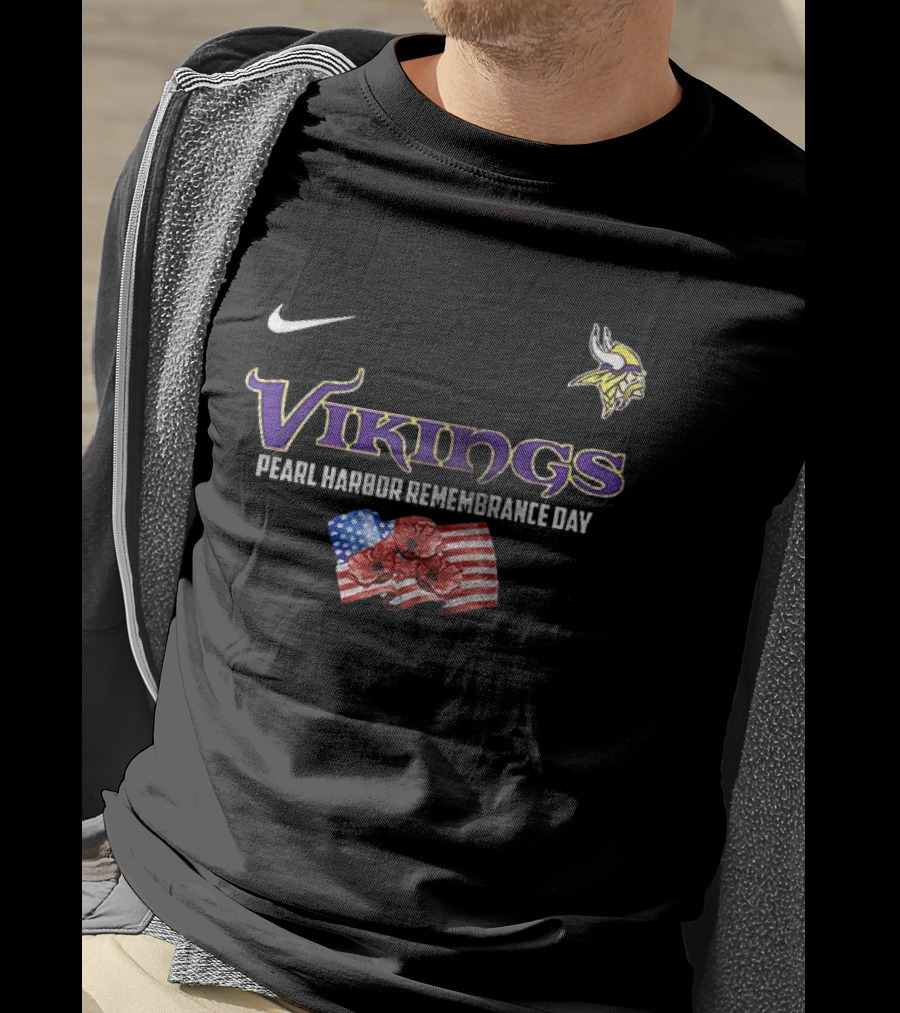 Vikings We Remember Pearl Harbor Poppies And American Flag T-Shirt
