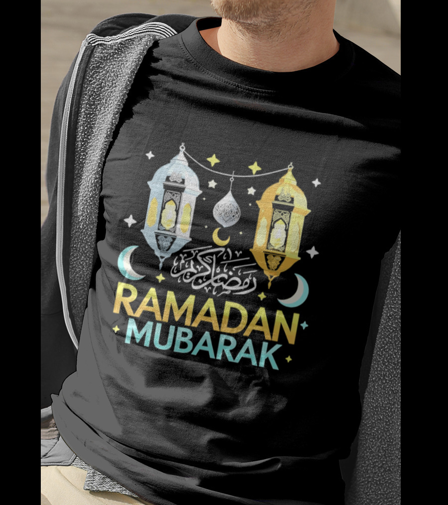 Ramadan Mubarak Arabic Script Lanterns And Crescent Moons T-Shirt