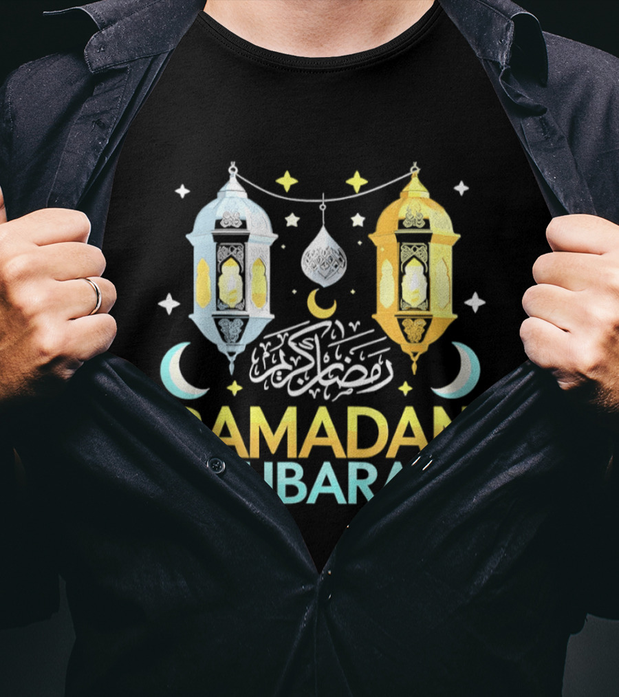 Ramadan Mubarak Arabic Script Lanterns And Crescent Moons T-Shirt