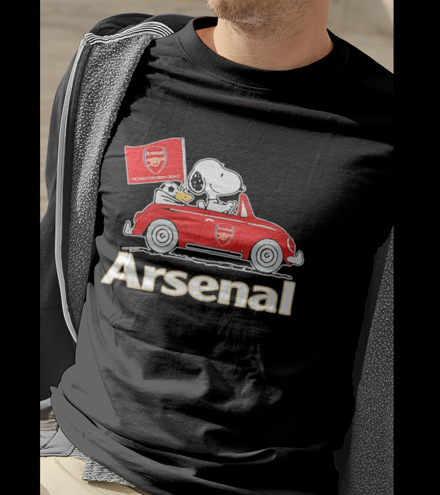Snoopy Woodstock Arsenal Red Car Victoria Concordia Crescit Flag T-Shirt