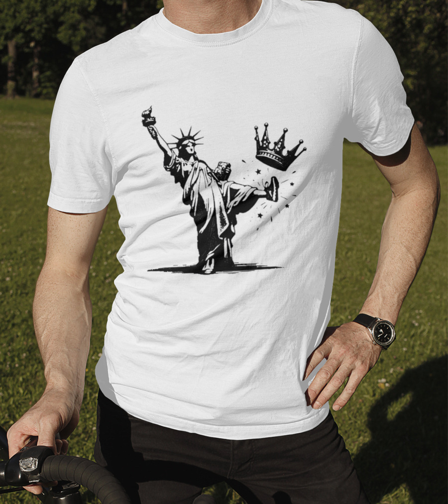 Statue Of Liberty Kicking Crown No King T-Shirt