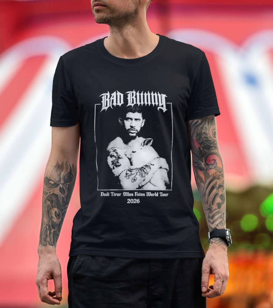 Bad Bunny Hugging Bunny Debi Tirar Mlas Fotos World Tour 2026 T-Shirt