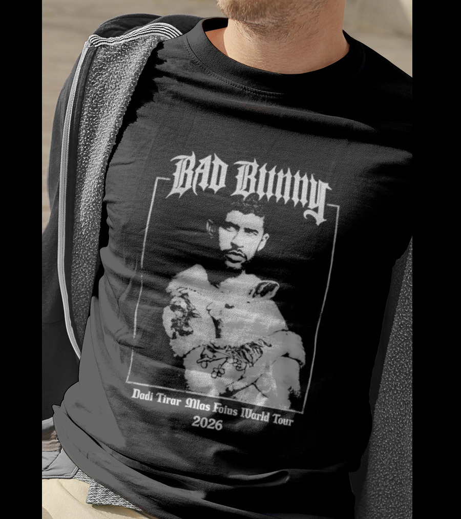 Bad Bunny Hugging Bunny Debi Tirar Mlas Fotos World Tour 2026 T-Shirt