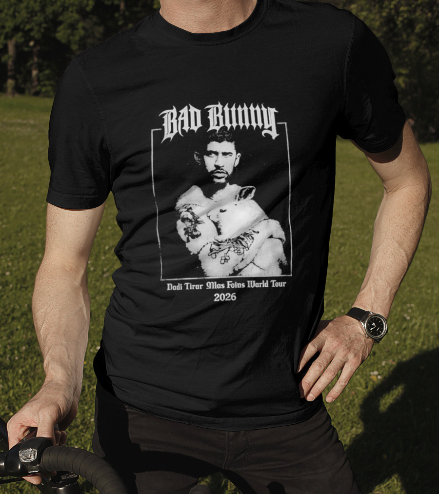 Bad Bunny Hugging Bunny Debi Tirar Mlas Fotos World Tour 2026 T-Shirt