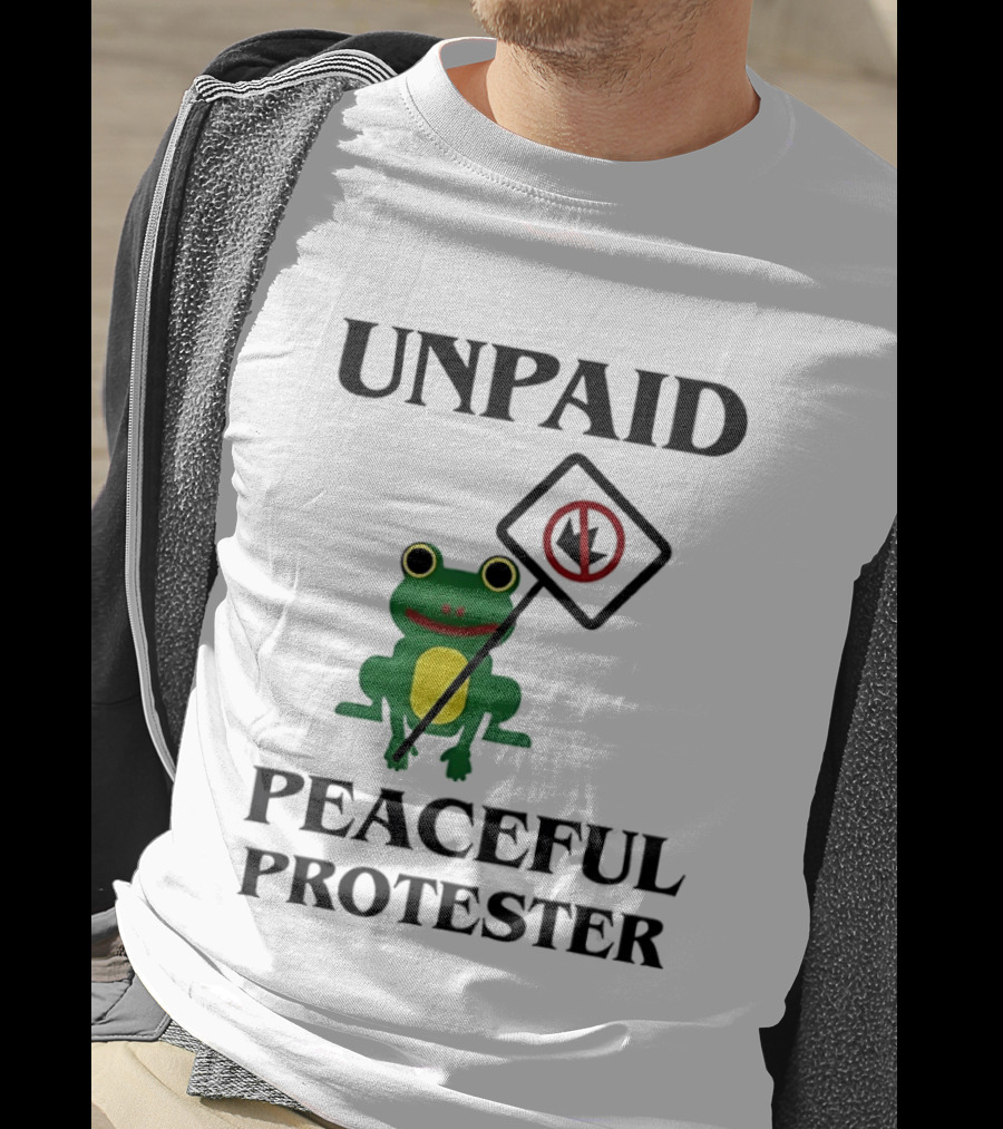 Unpaid Peaceful Protester Frog Holding No King Sign T-Shirt