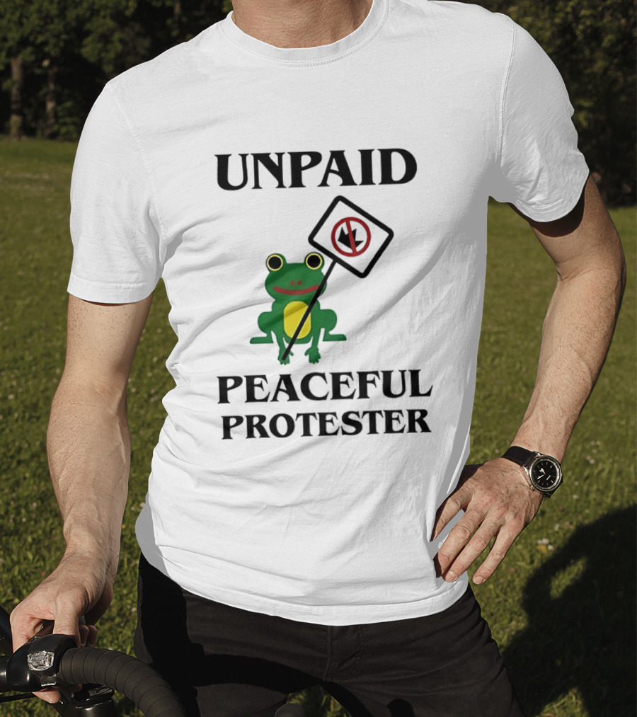 Unpaid Peaceful Protester Frog Holding No King Sign T-Shirt