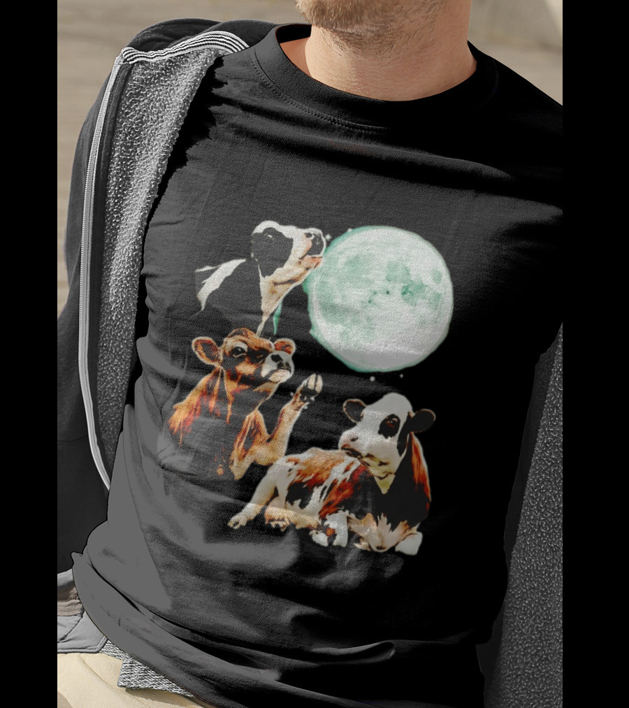 Cow Howling At Moon With Three Cows And Full Moon Scene T-Shirt