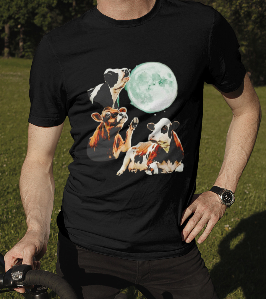 Cow Howling At Moon With Three Cows And Full Moon Scene T-Shirt