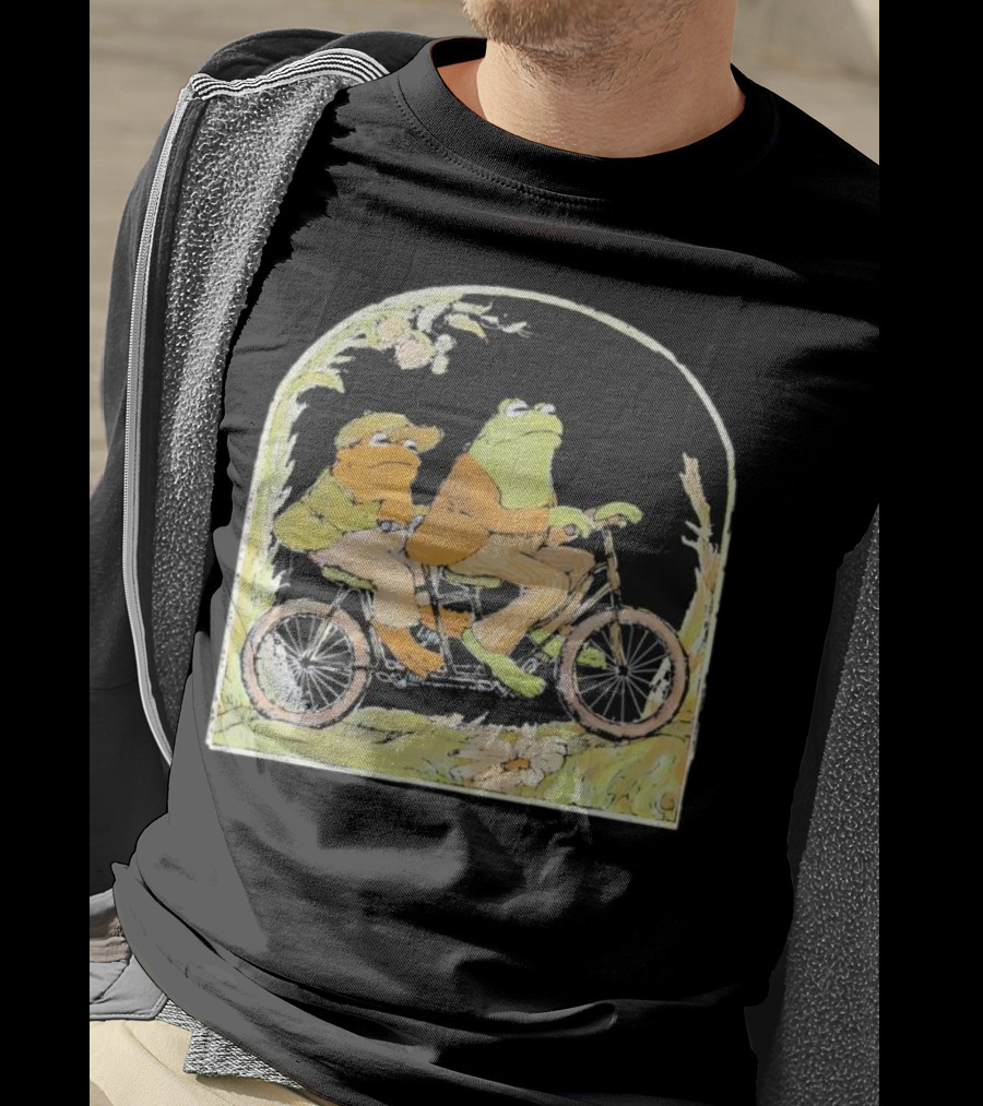 Frog And Toad Riding Vintage Bicycle Halloween Style T-Shirt