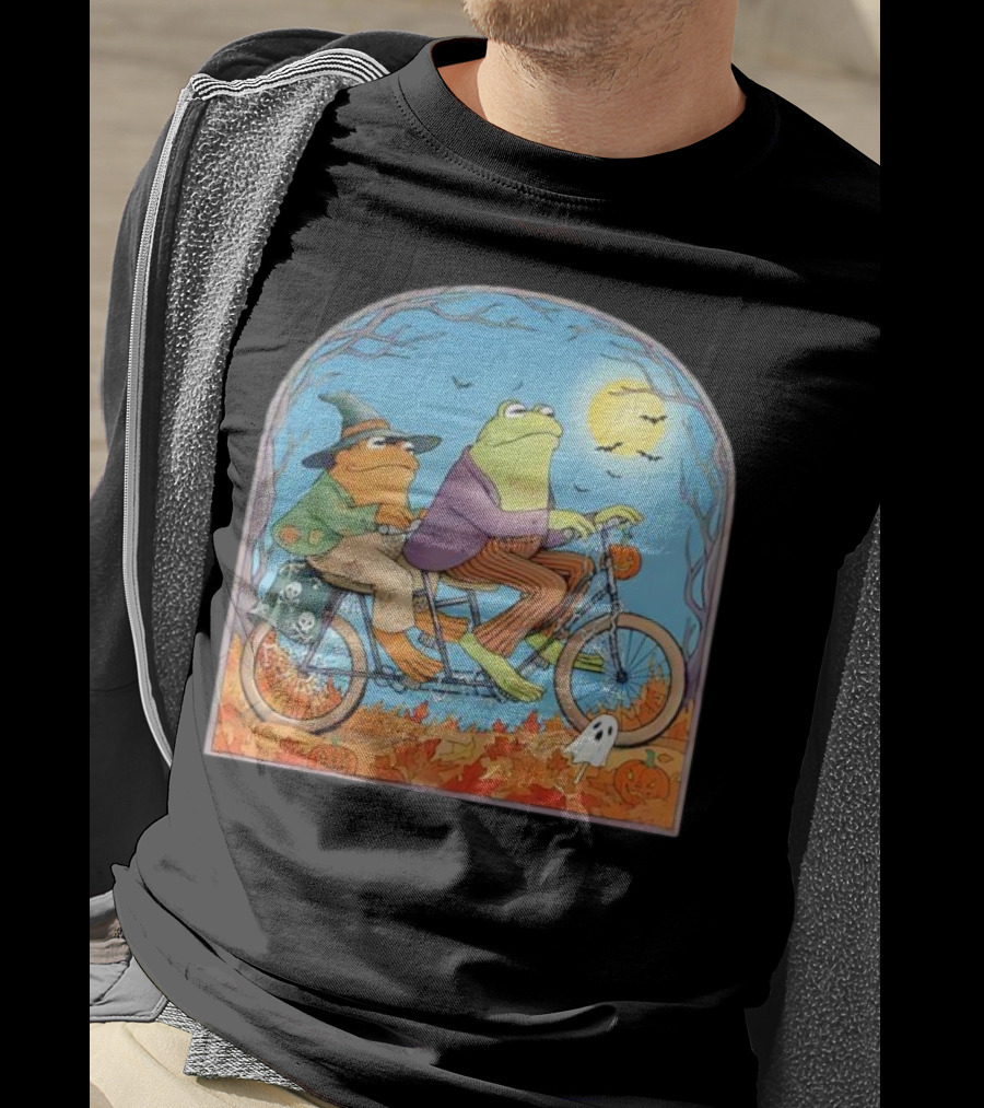 Vintage Frog And Toad Halloween Tandem Bike Moonlit Scene T-Shirt
