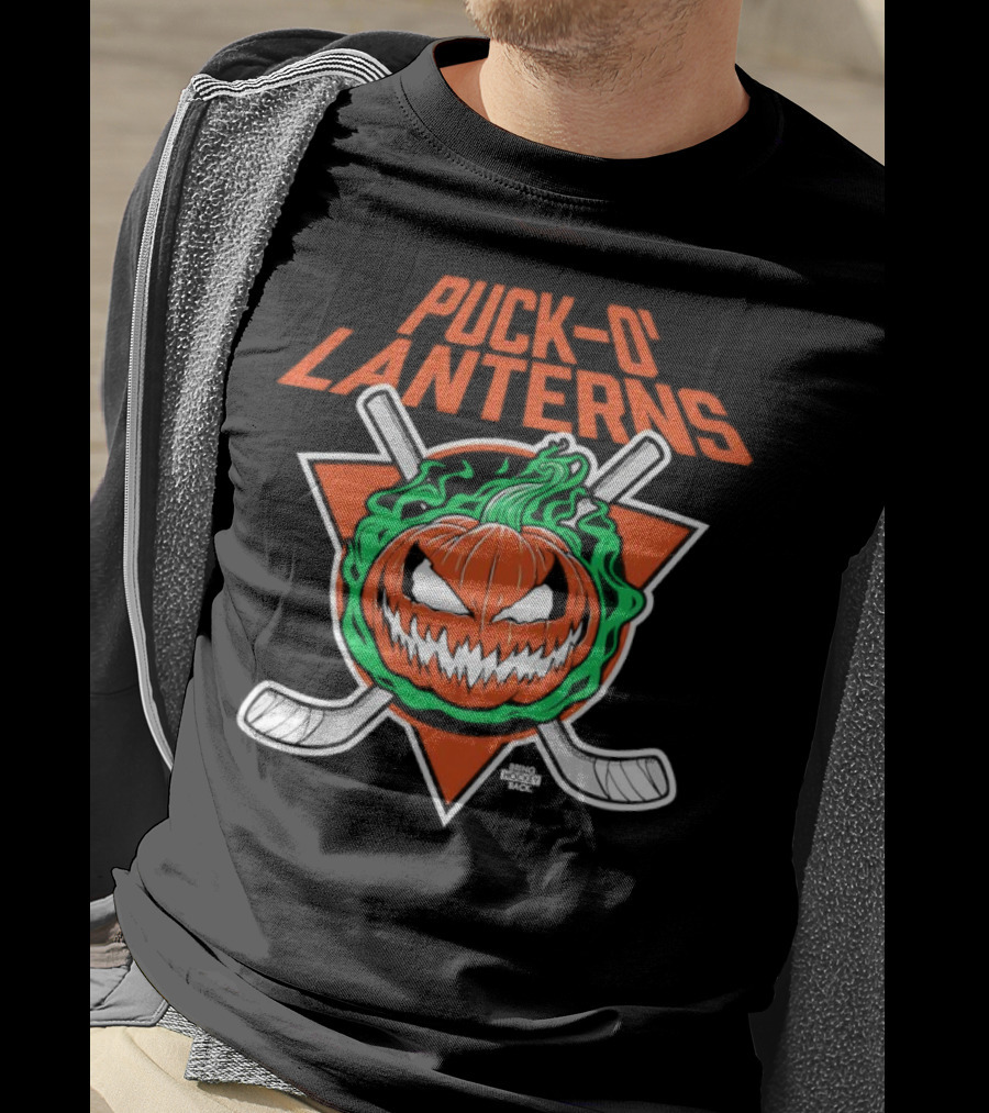 PUck O’ Lanterns Halloween Hockey Theme With Pumpkin And Crossed Sticks T-Shirt
