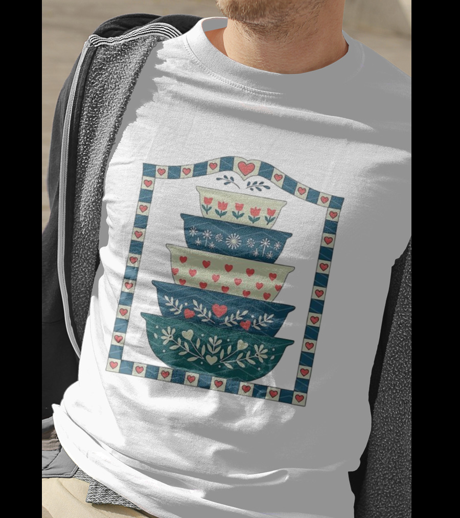 Granny’s Pyrex Stacked Bowls Heart Tulips Classic Vintage Pattern T-Shirt