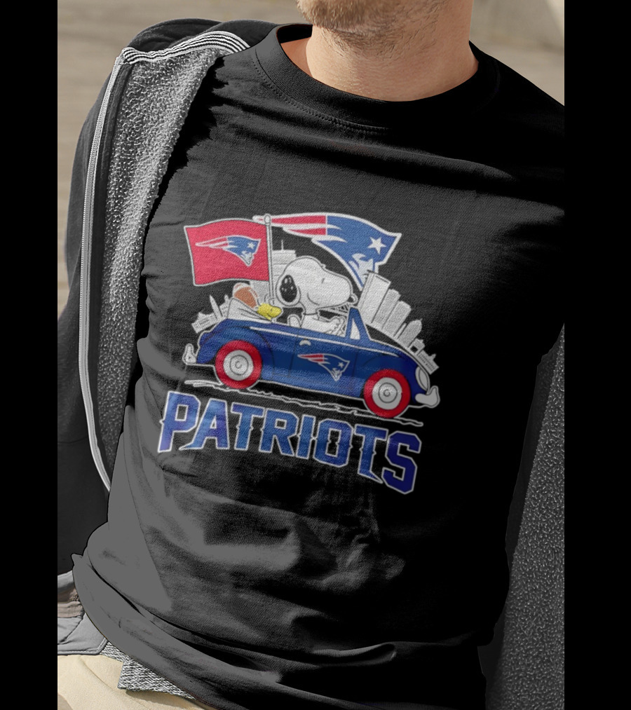 Patriots Snoopy Woodstock Driving Football Car Fan Gear T-Shirt