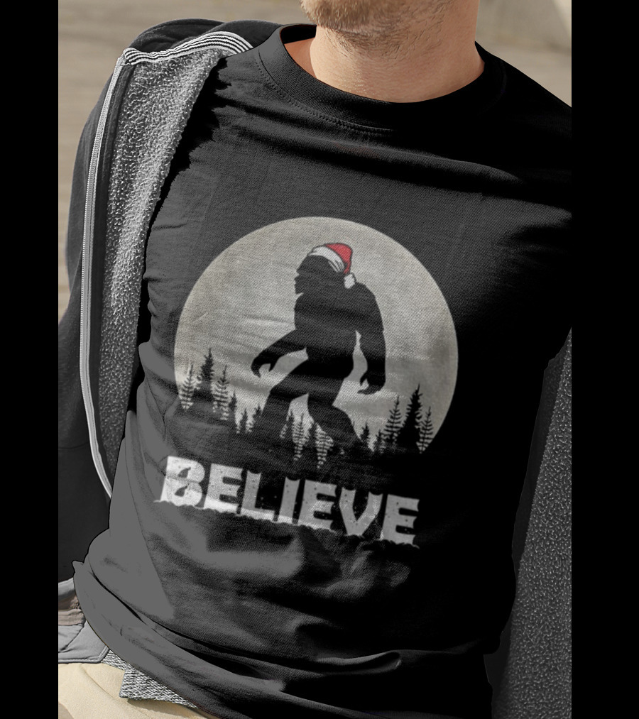 Believe Bigfoot Santa Sasquatch Merry Christmas Vintage Moon Scene T-Shirt