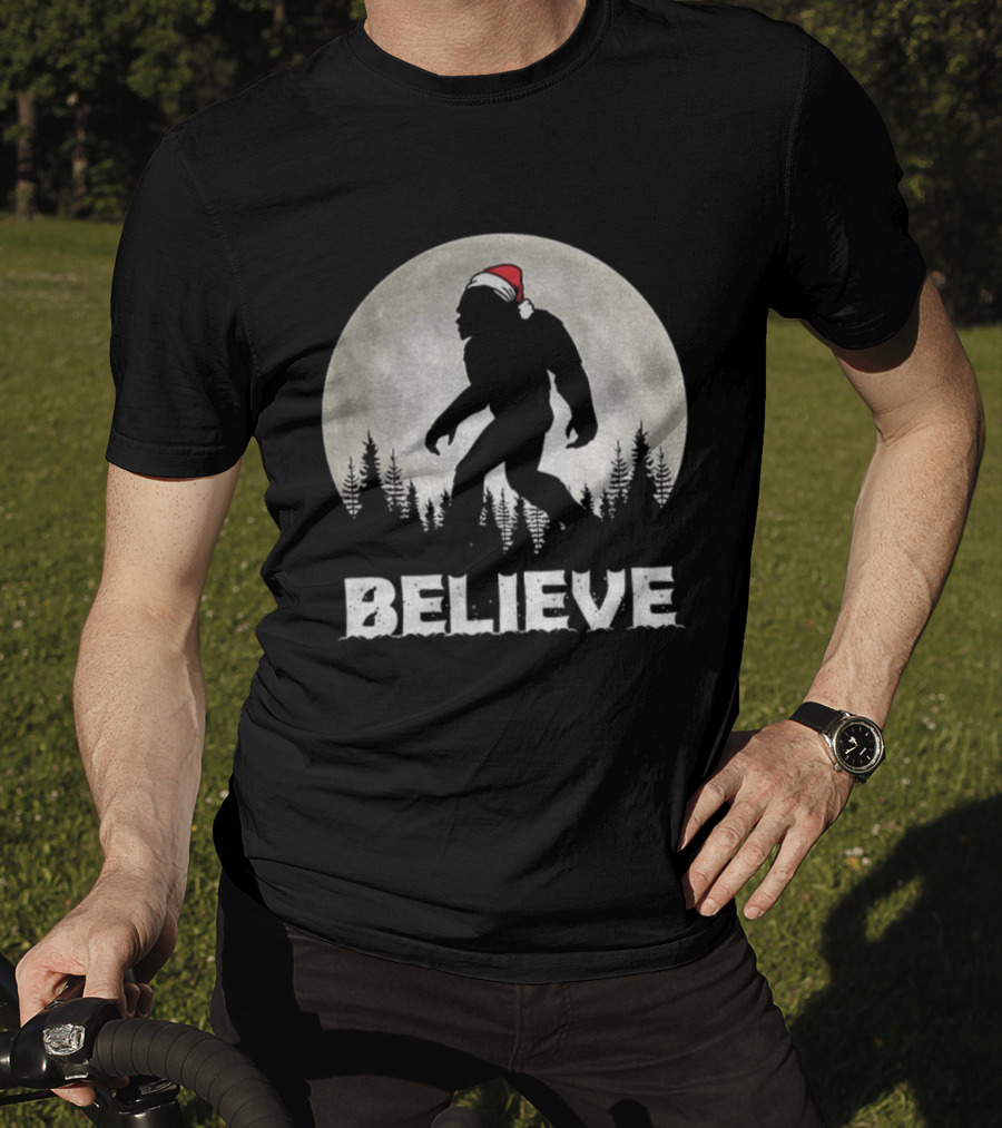 Believe Bigfoot Santa Sasquatch Merry Christmas Vintage Moon Scene T-Shirt