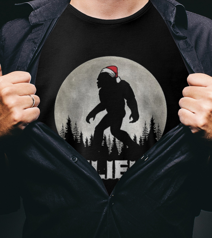 Believe Bigfoot Santa Sasquatch Merry Christmas Vintage Moon Scene T-Shirt