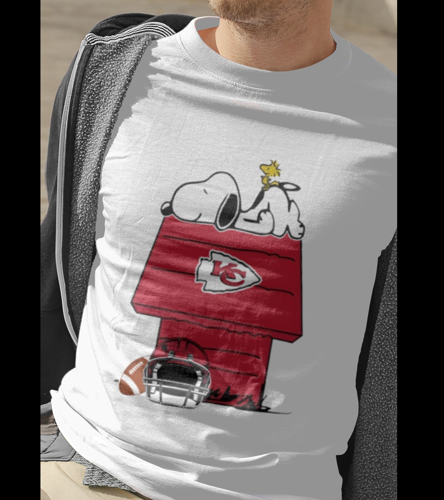 Kansas City Chiefs Snoopy Peanuts Football KC Logo Woodstock Doghouse T-Shirt
