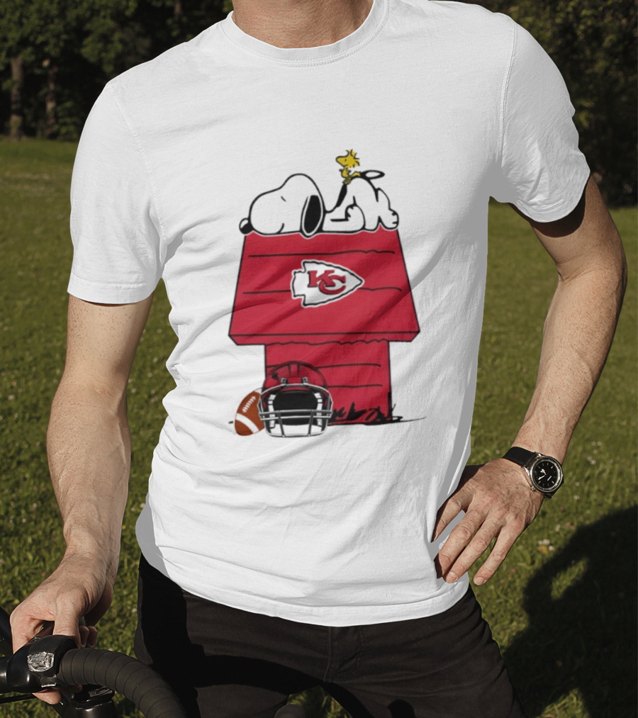 Kansas City Chiefs Snoopy Peanuts Football KC Logo Woodstock Doghouse T-Shirt