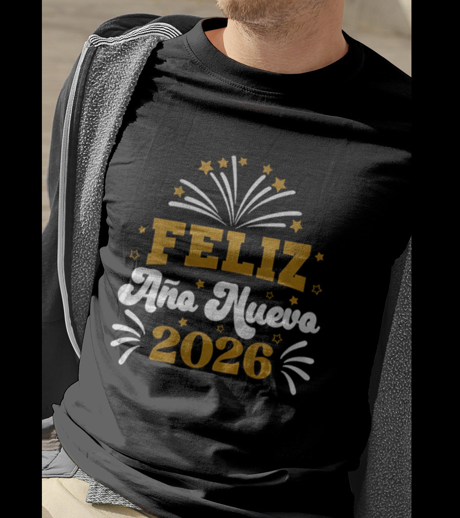 Feliz Año Nuevo 2026 Fiesta De Año Nuevo Con Fuegos Artificiales Y Estrellas T-Shirt