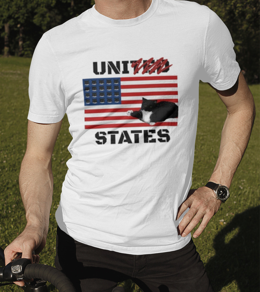 Uni-Ted States Cat American Flag With Black Cat Paws T-Shirt