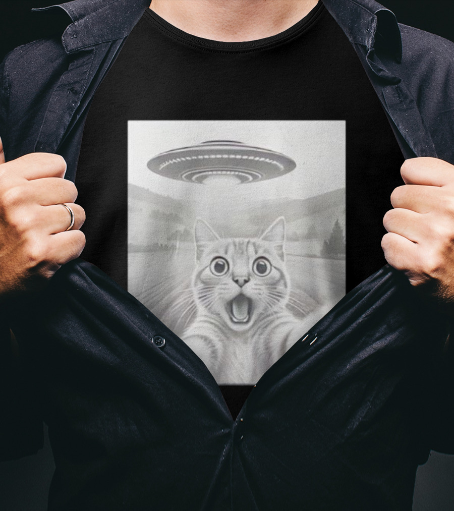 Cat Selfie UFO Encounter Funny Alien Theme T-Shirt