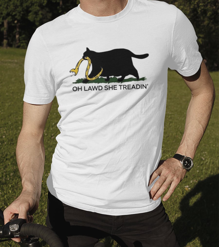 Oh Lawd She Treadin' Black Cat With Snake In Mouth T-Shirt