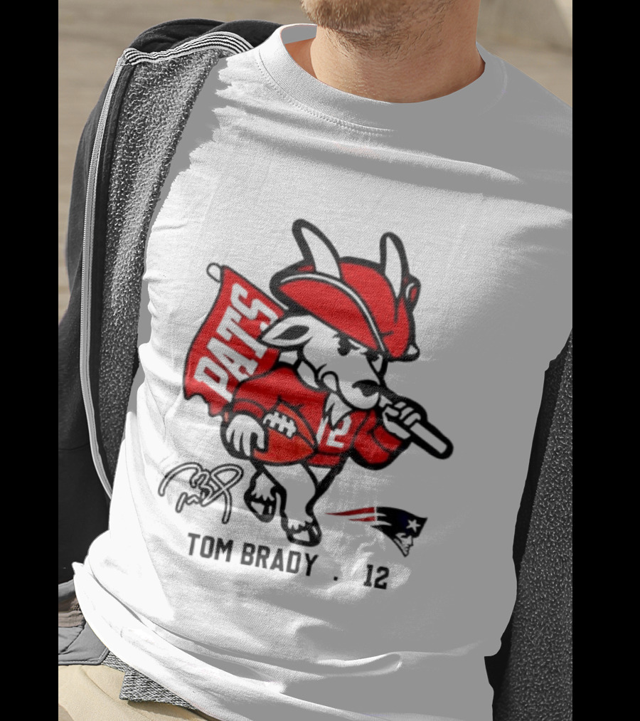 Pats Tom Brady 12 Football Mascot With Signature And New England Patriots Flag T-Shirt