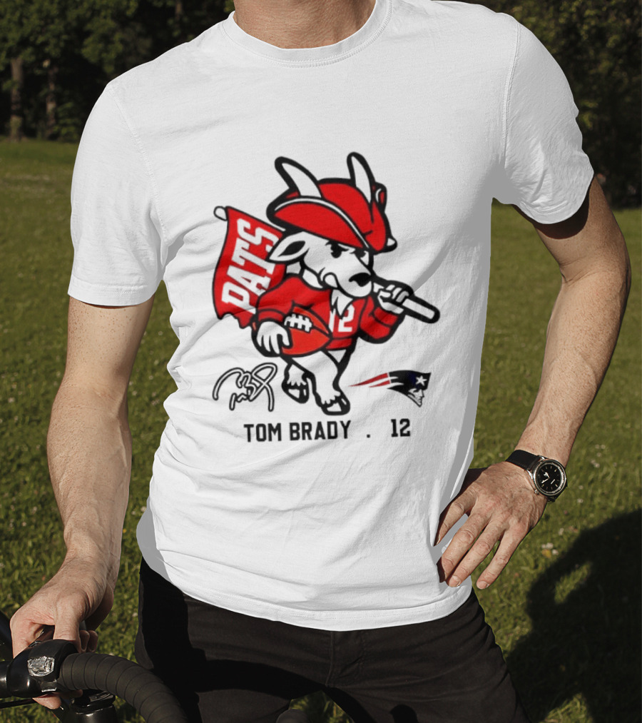 Pats Tom Brady 12 Football Mascot With Signature And New England Patriots Flag T-Shirt