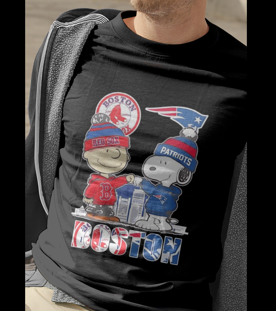 Boston Red Sox And New England Patriots Charlie Brown Snoopy Skyline T-Shirt