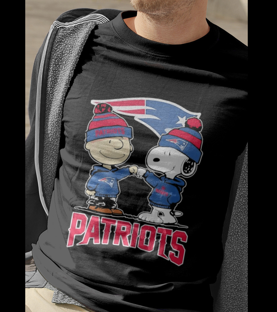 Charlie Brown Snoopy New England Patriots NFL Fist Bump Team Spirit T-Shirt