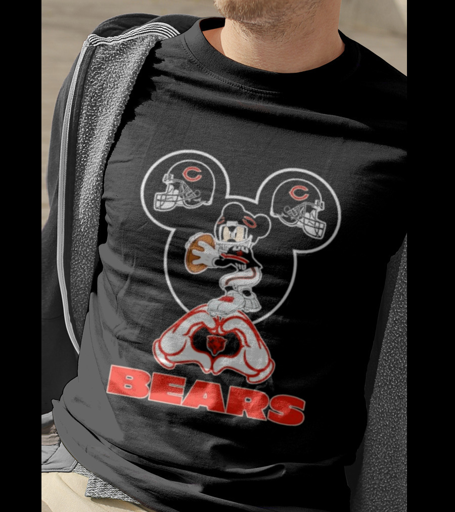 Chicago Bears Mickey Mouse Helmets Love Heart Hands T-Shirt