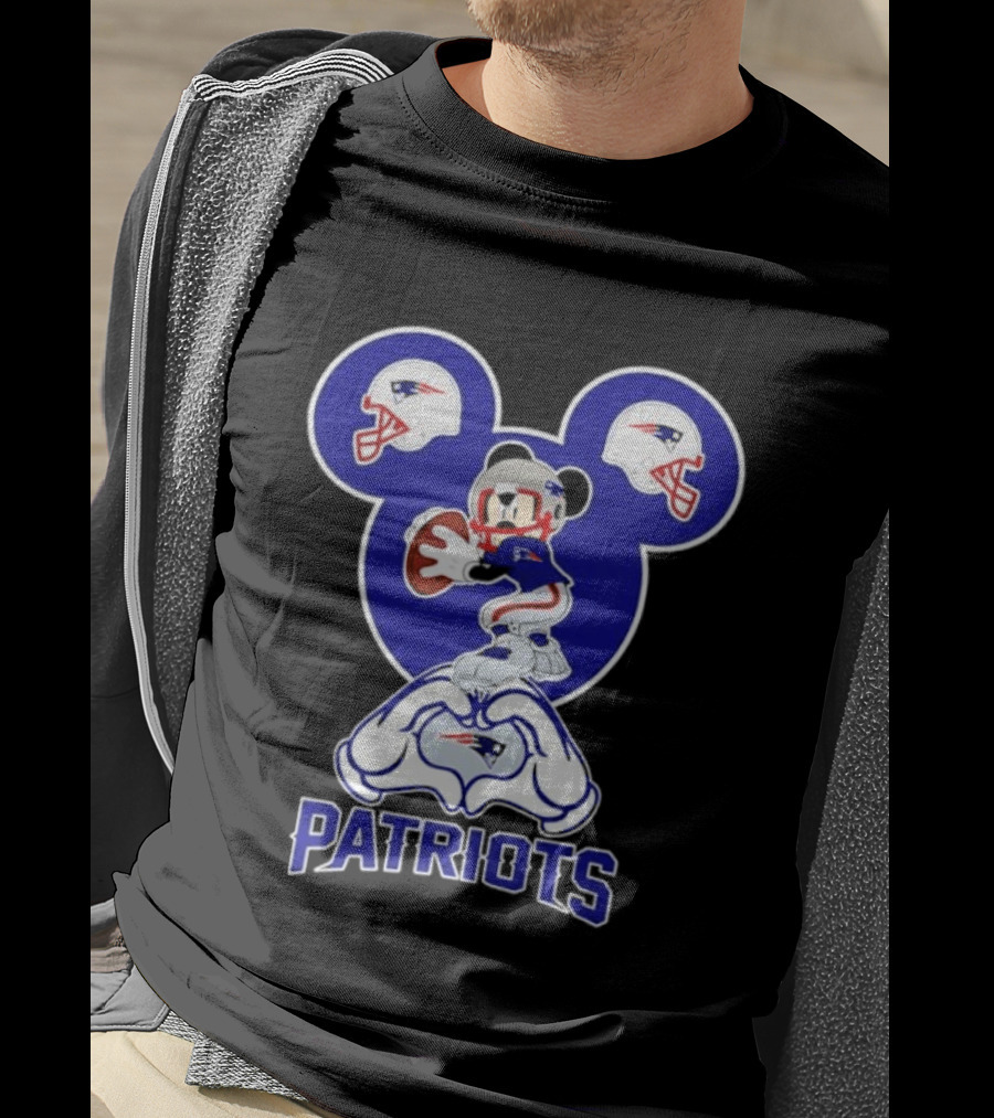 New England Patriots Mickey Mouse Helmet Heart Hands T-Shirt