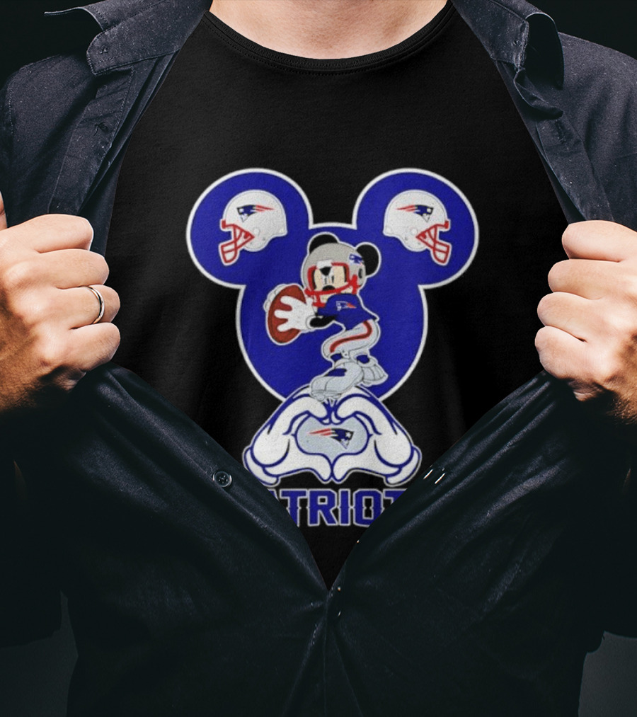 New England Patriots Mickey Mouse Helmet Heart Hands T-Shirt