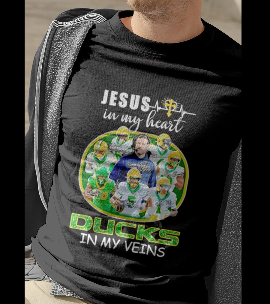 Jesus In My Heart Oregon Ducks In My Veins Football Players Signatures T-Shirt