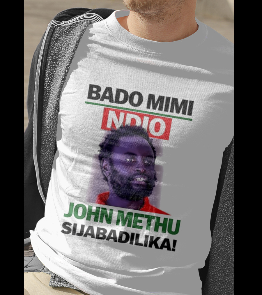 Bado Mimi Ndio John Methu Sijabadilika T-Shirt