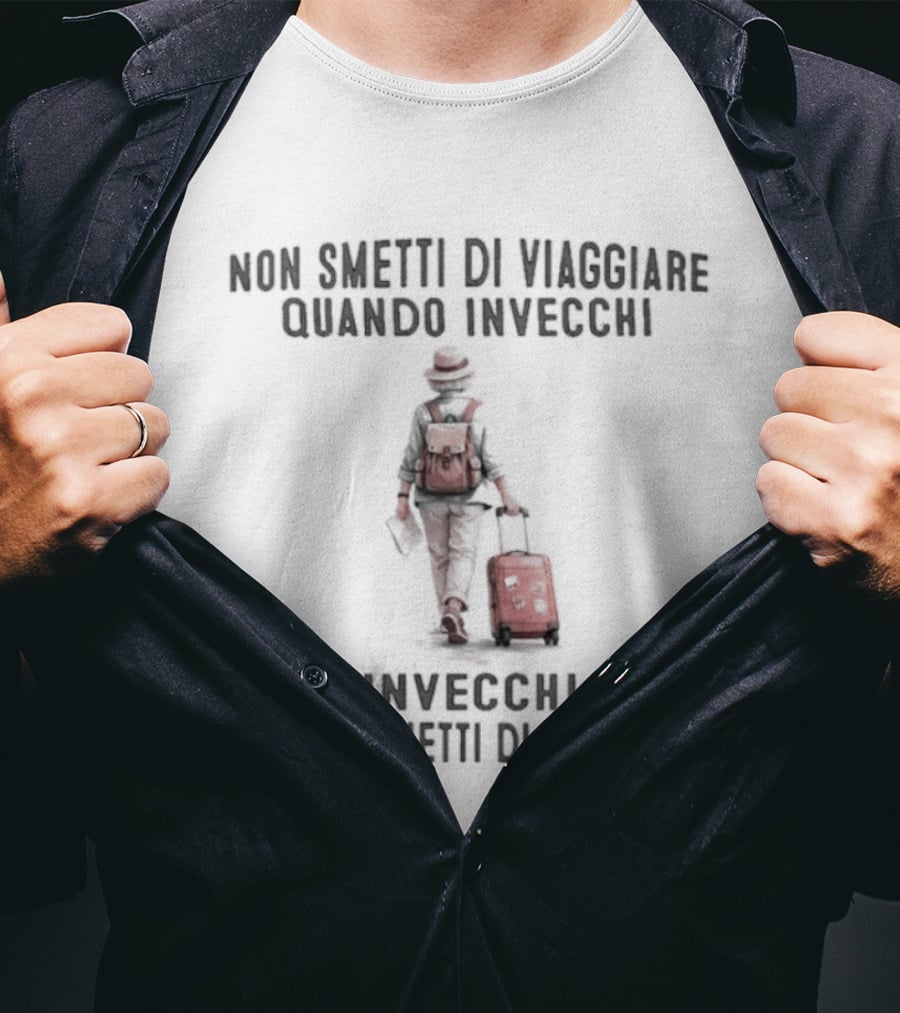 Non Smetti Di Viaggiare Quando Invecchi Viaggiatore Con Valigia Ispirazione Avventura T-Shirt