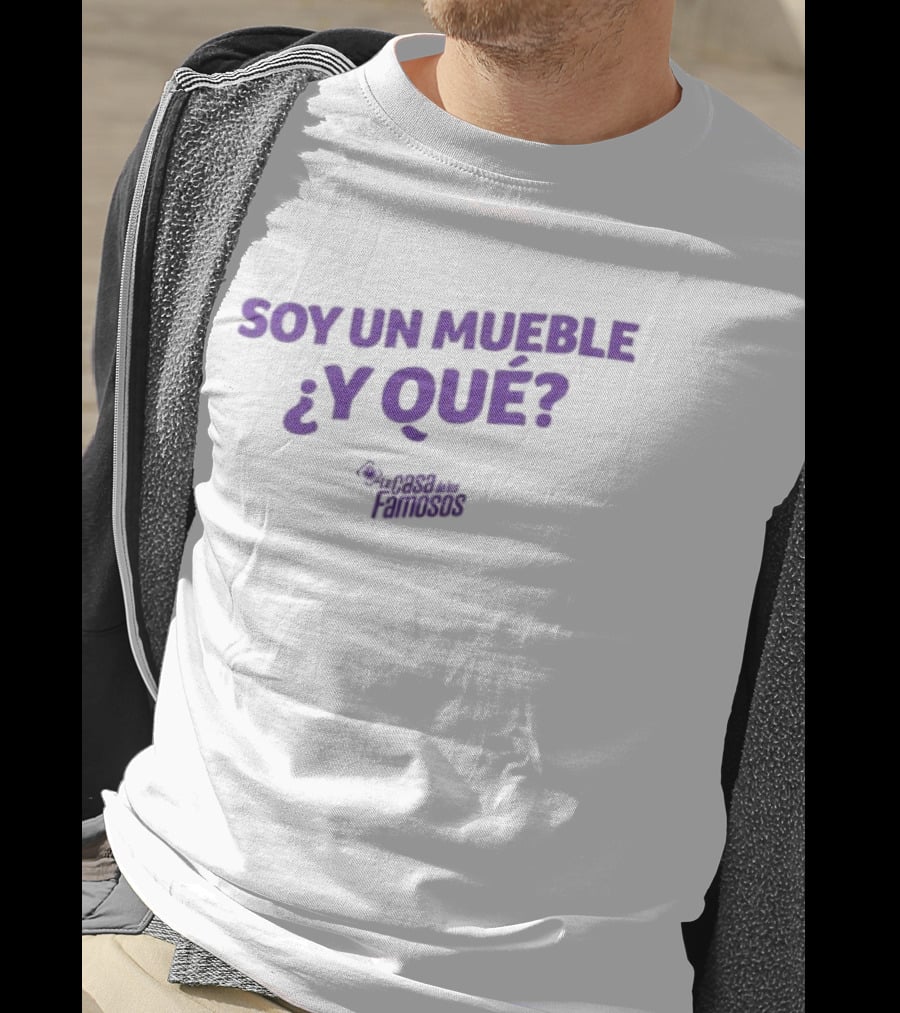 Soy Un Mueble ¿Y Qué? By La Casa De Los Famosos T-Shirt